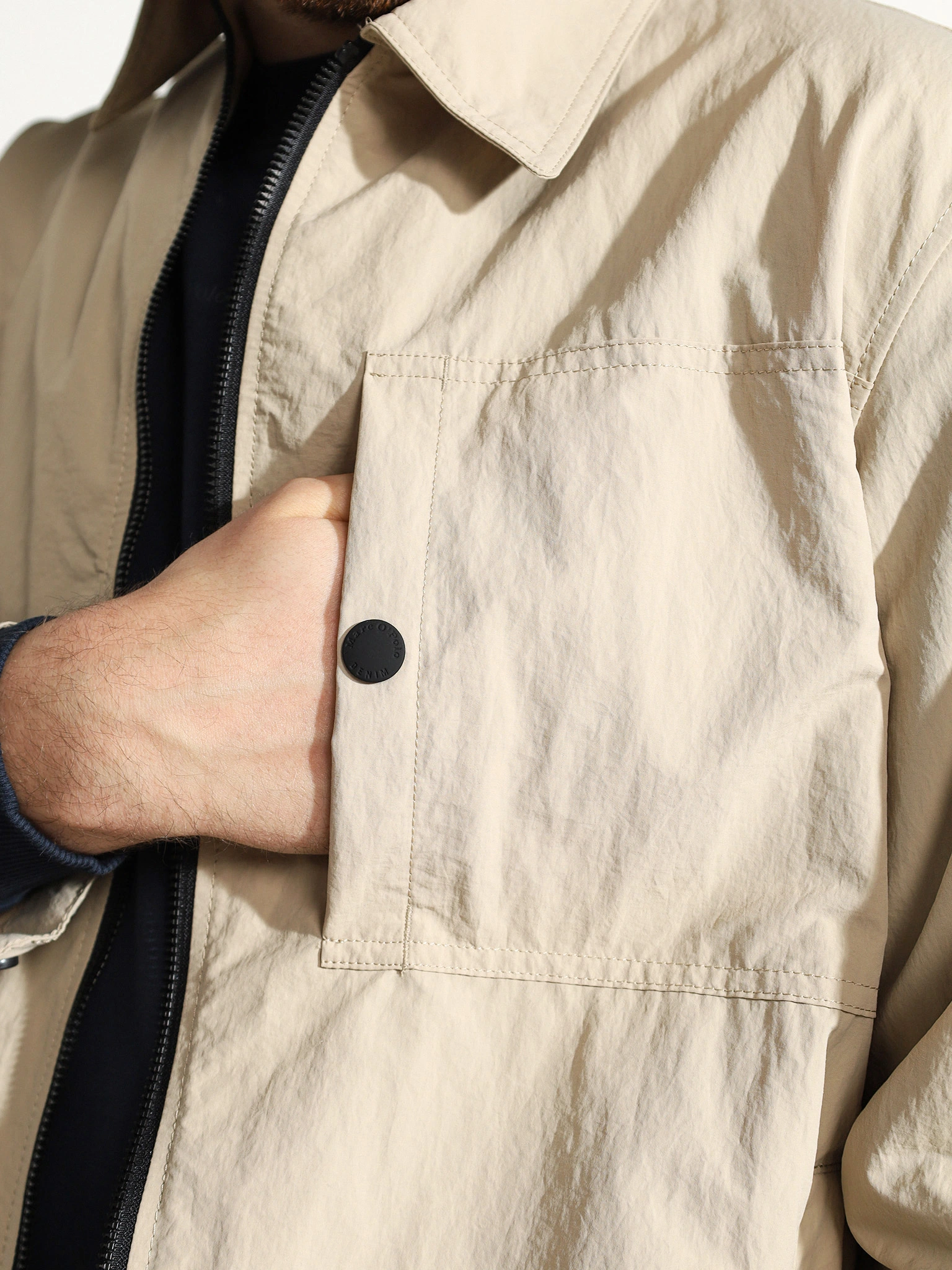 Куртка-ветровка бежевого цвета 